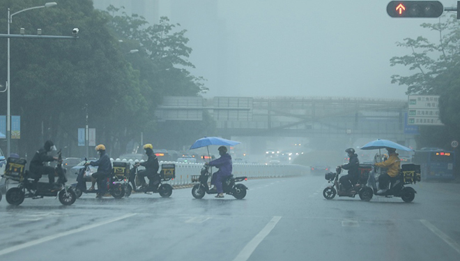 @北京市民 强降雨再度来袭 这些公共交通信息要关注