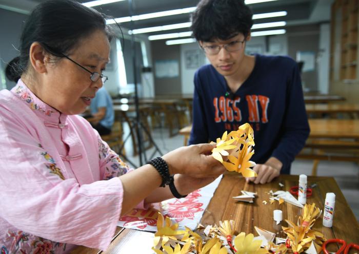 泰国“Z世代”洋弟子在华学非遗：把“纸上生花”的技艺“剪”向世界