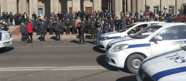 美国埋的雷，在中亚邻国提前爆了，中俄还未出手，就已稳住大局