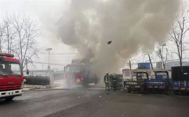 货车行驶途中起火司机情急之下直接开进消防站