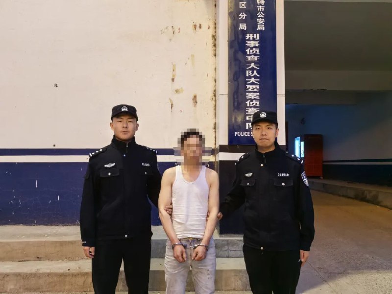 呼和浩特一男子用共享单车疯狂砸损多辆汽车