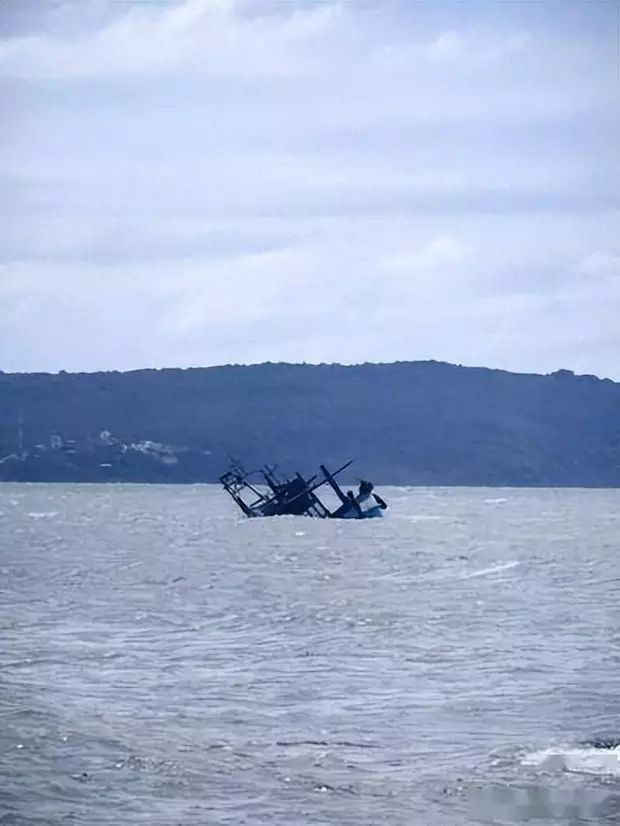 辽宁大连旅顺口老铁山水域一钓鱼艇涉险