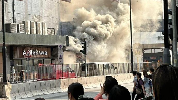 香港葵涌广场发生火警 冒出大量浓烟