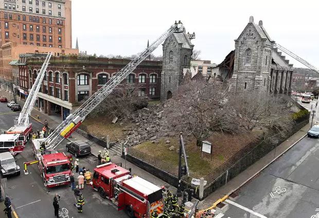 美国一历史悠久教堂突然坍塌建筑正面变成一片废墟