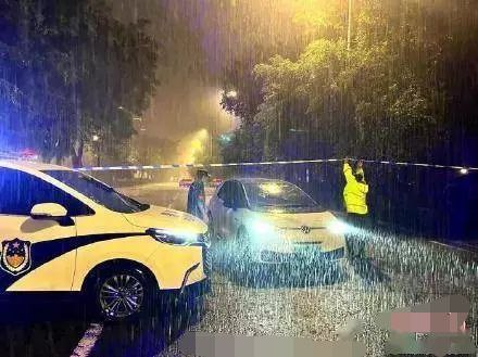 福州暴雨消防民警连夜救援