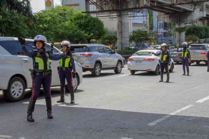 警察为私家车护送开道? 菲国警: 违规! 严抓!