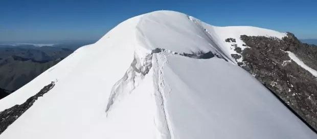 四川甘孜一雪山出现50米长冰裂